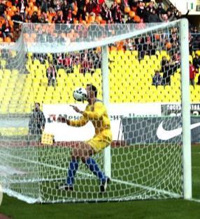 Адекс забивает гол